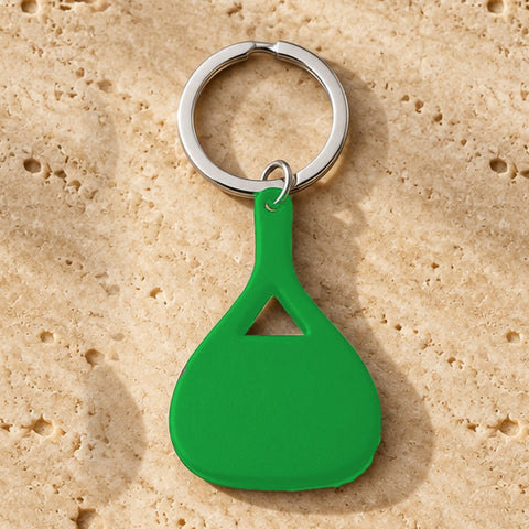 Padel Keychain in Farngrün auf Travertin