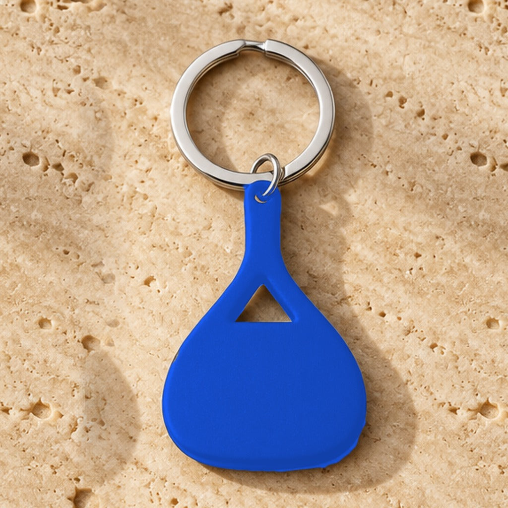 Padel Keychain in Royalblau auf Travertin