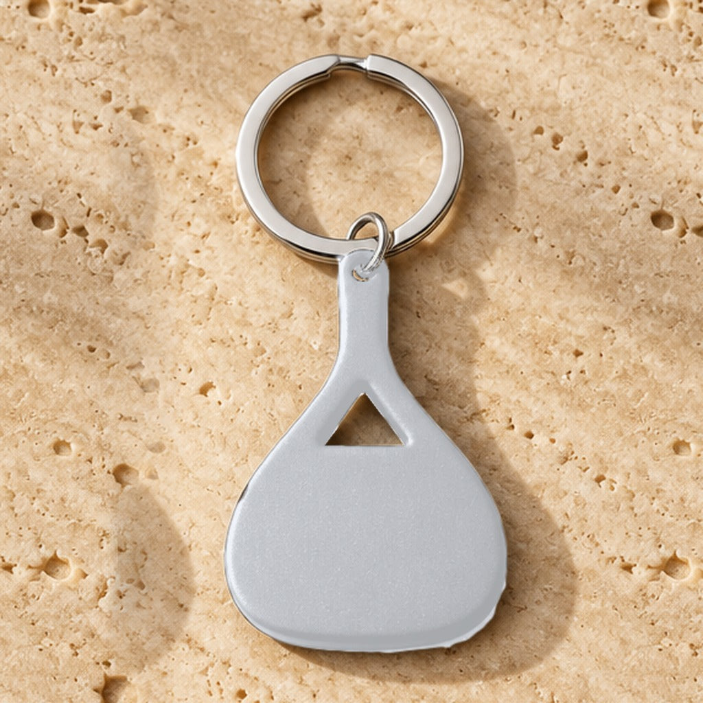 Padel Keychain in Silber auf Travertin